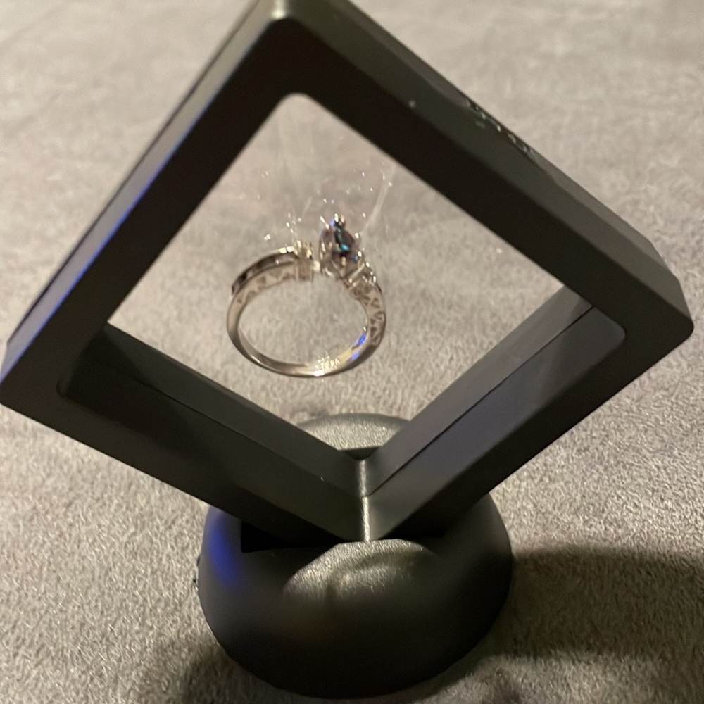 Beautiful, Marquis Cut sz 8 Tanzanite Ring w/Baguettes & Rhinestones!!!